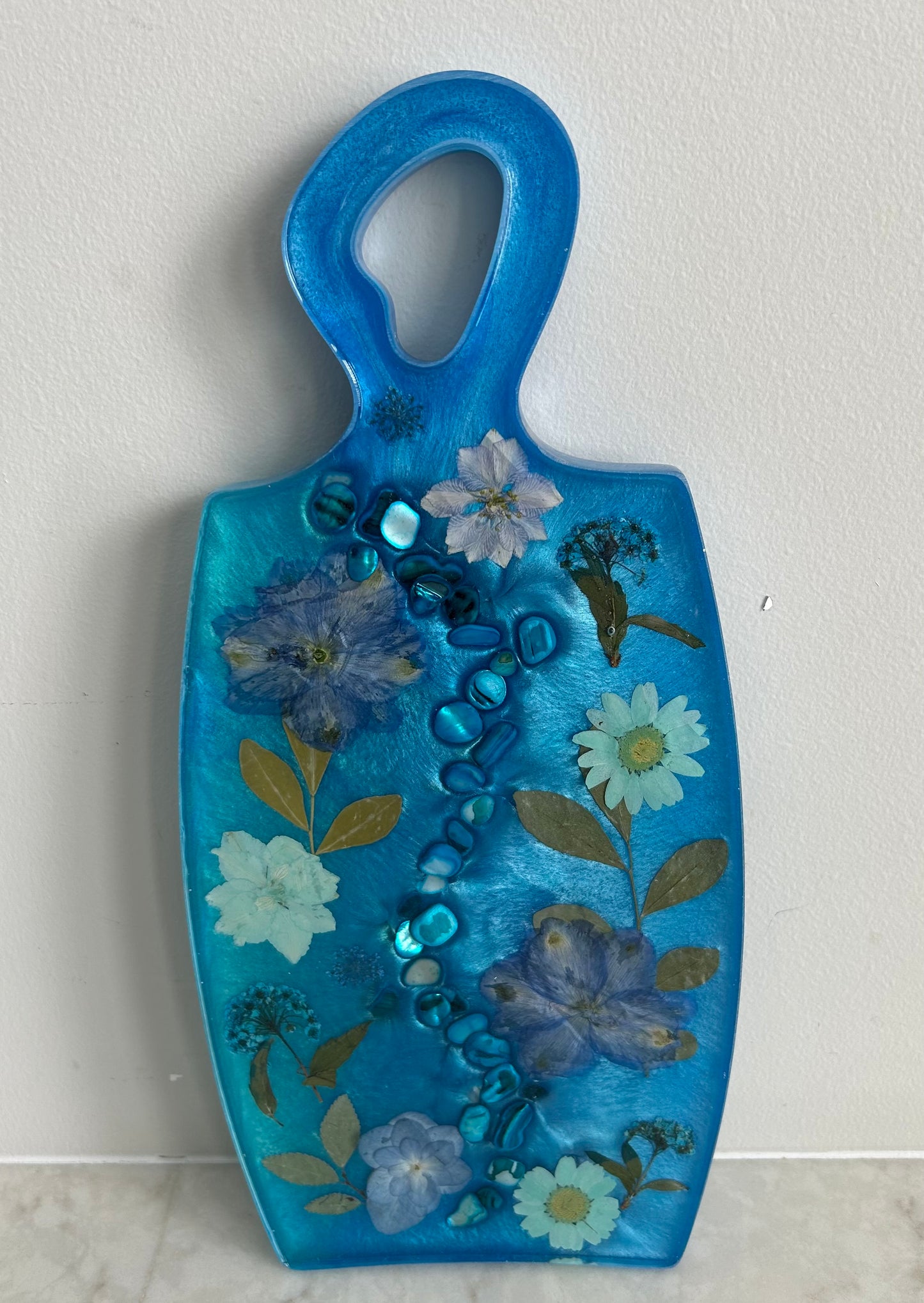 Botanical Gradient Cheeseboard – Blues with Dried Flowers Arranged in A Blue/Blue Green Resin Gradient